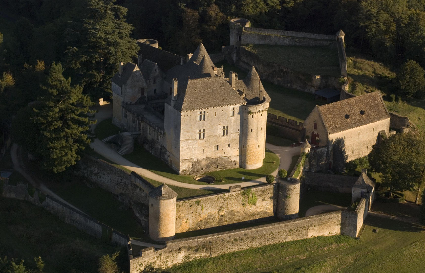 Chateau Fenelon Dordogne Perigord Vue aerienne FEN