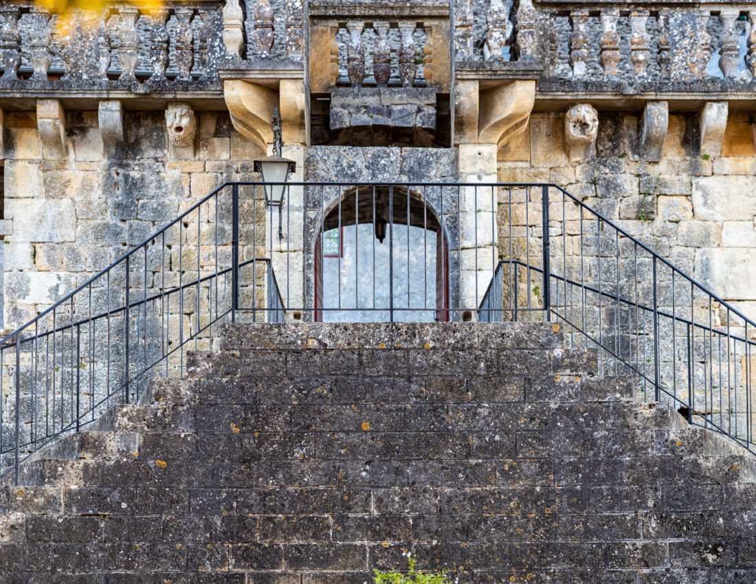 Chateau Fenelon Dordogne Perigord vue facade escalier